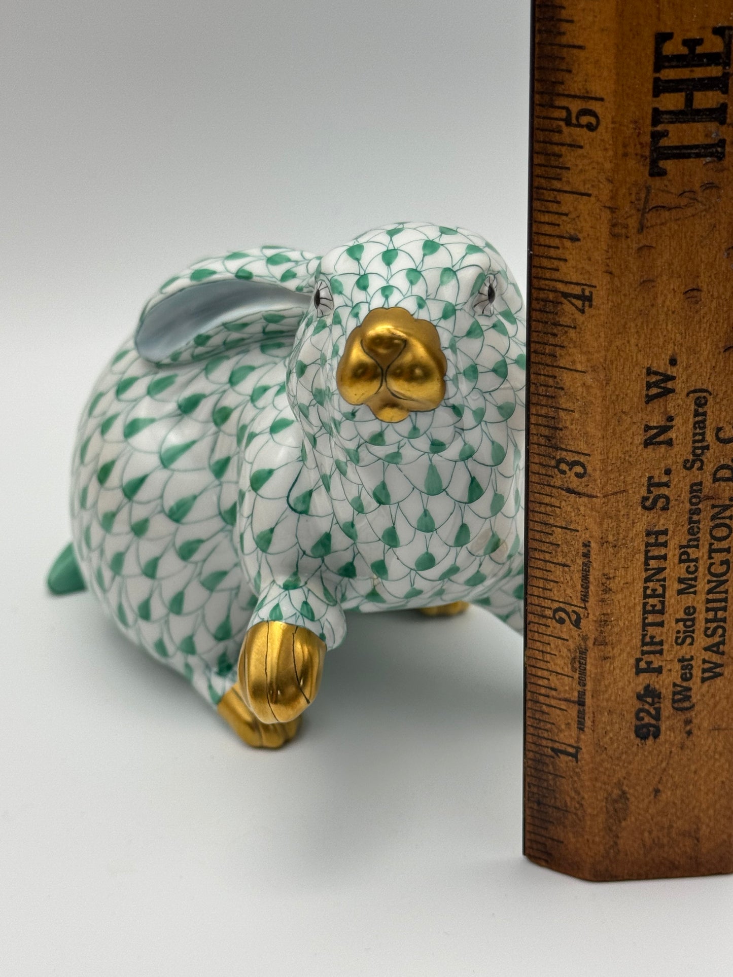 Vintage Herend GREEN Bunny Fishnet Figurine With Gold Detail Circa 4.25”h ESTATE FIND