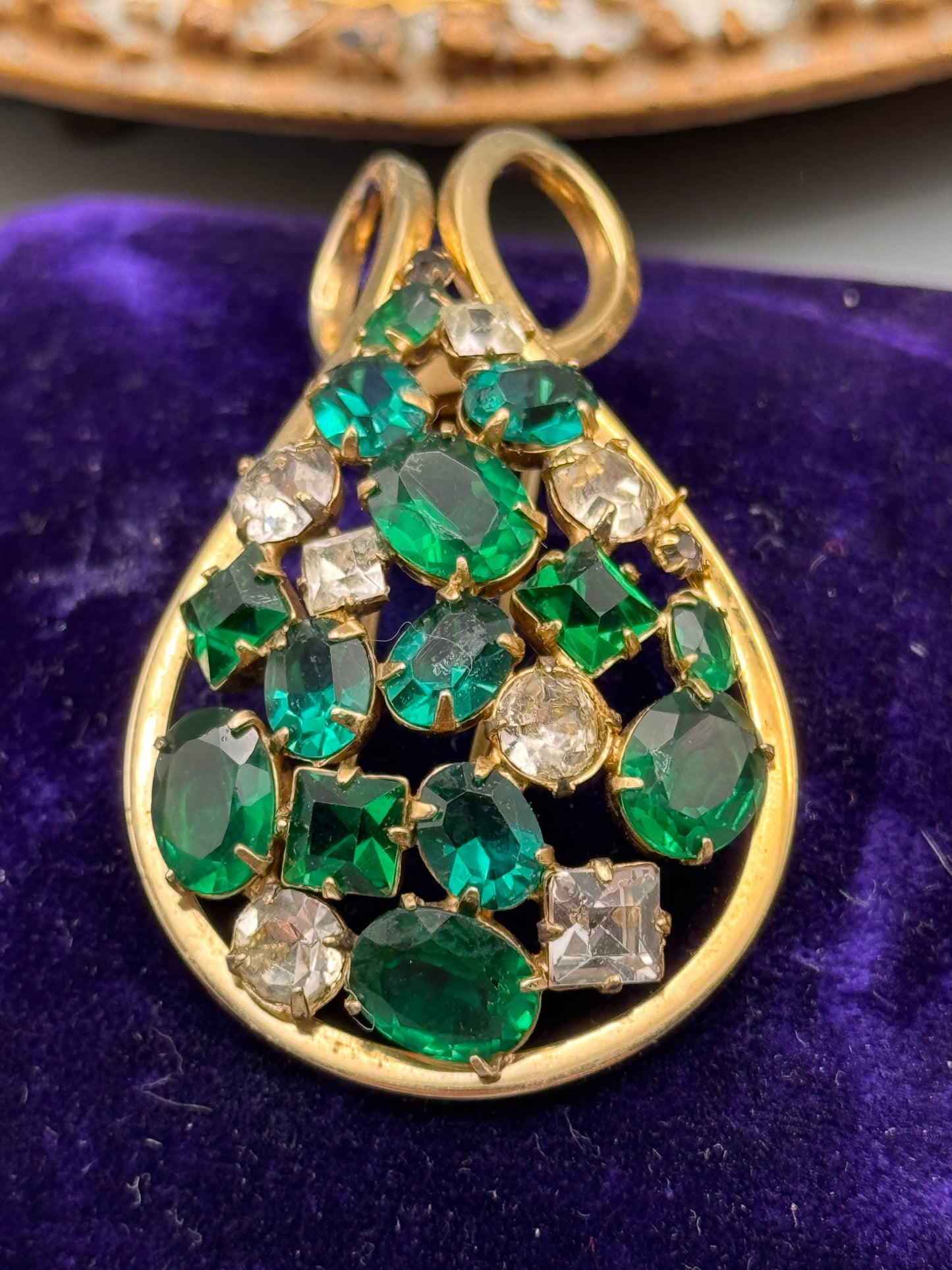 Vintage Emerald Green Rhinestone Bow Fur Clip Clear Crystal Goldtone 2”