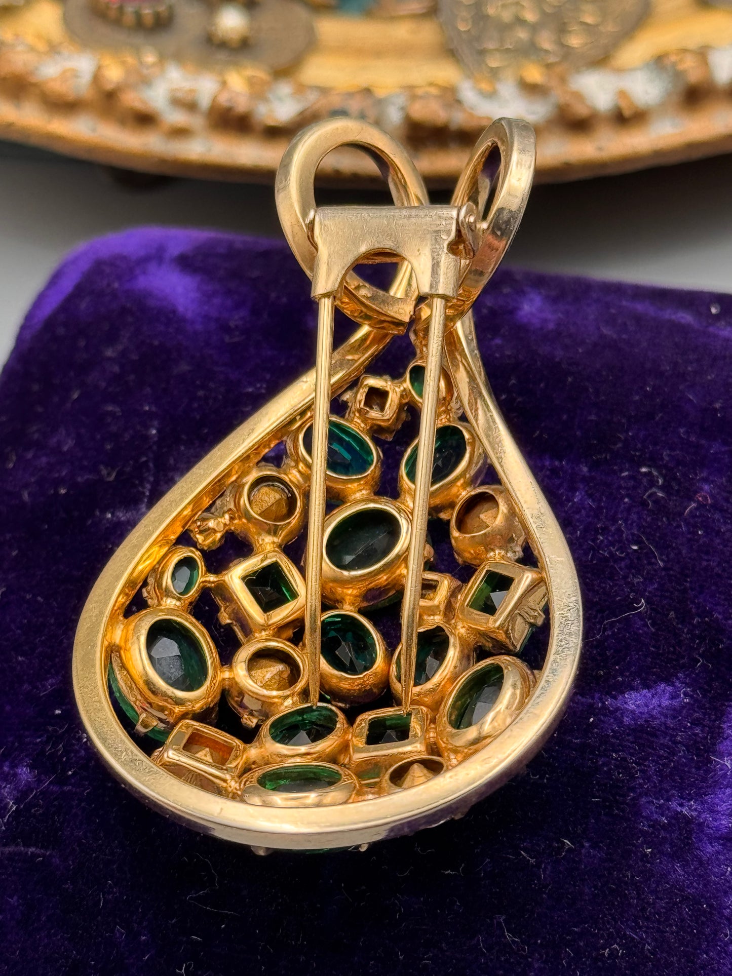 Vintage Emerald Green Rhinestone Bow Fur Clip Clear Crystal Goldtone 2”