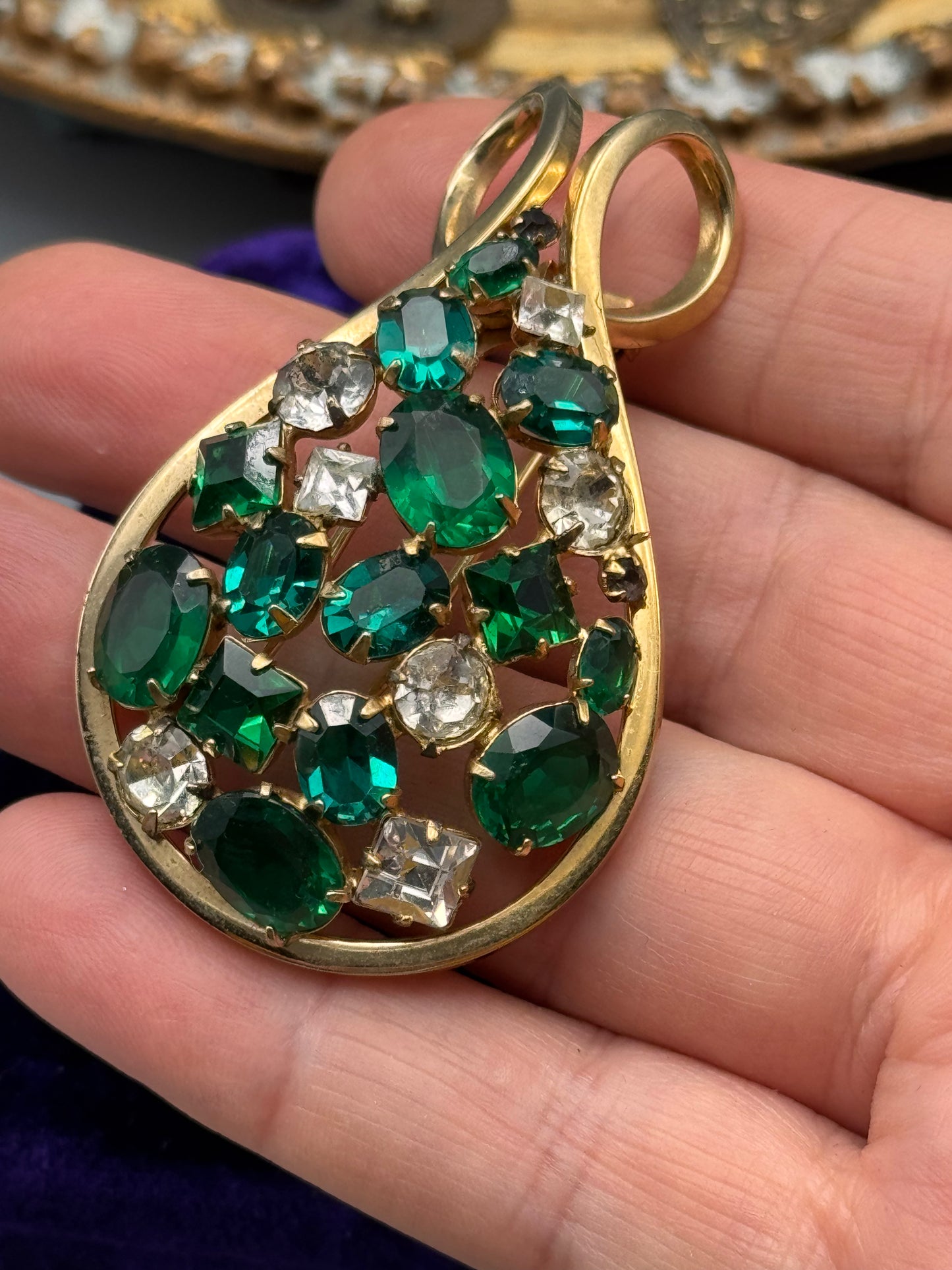 Vintage Emerald Green Rhinestone Bow Fur Clip Clear Crystal Goldtone 2”