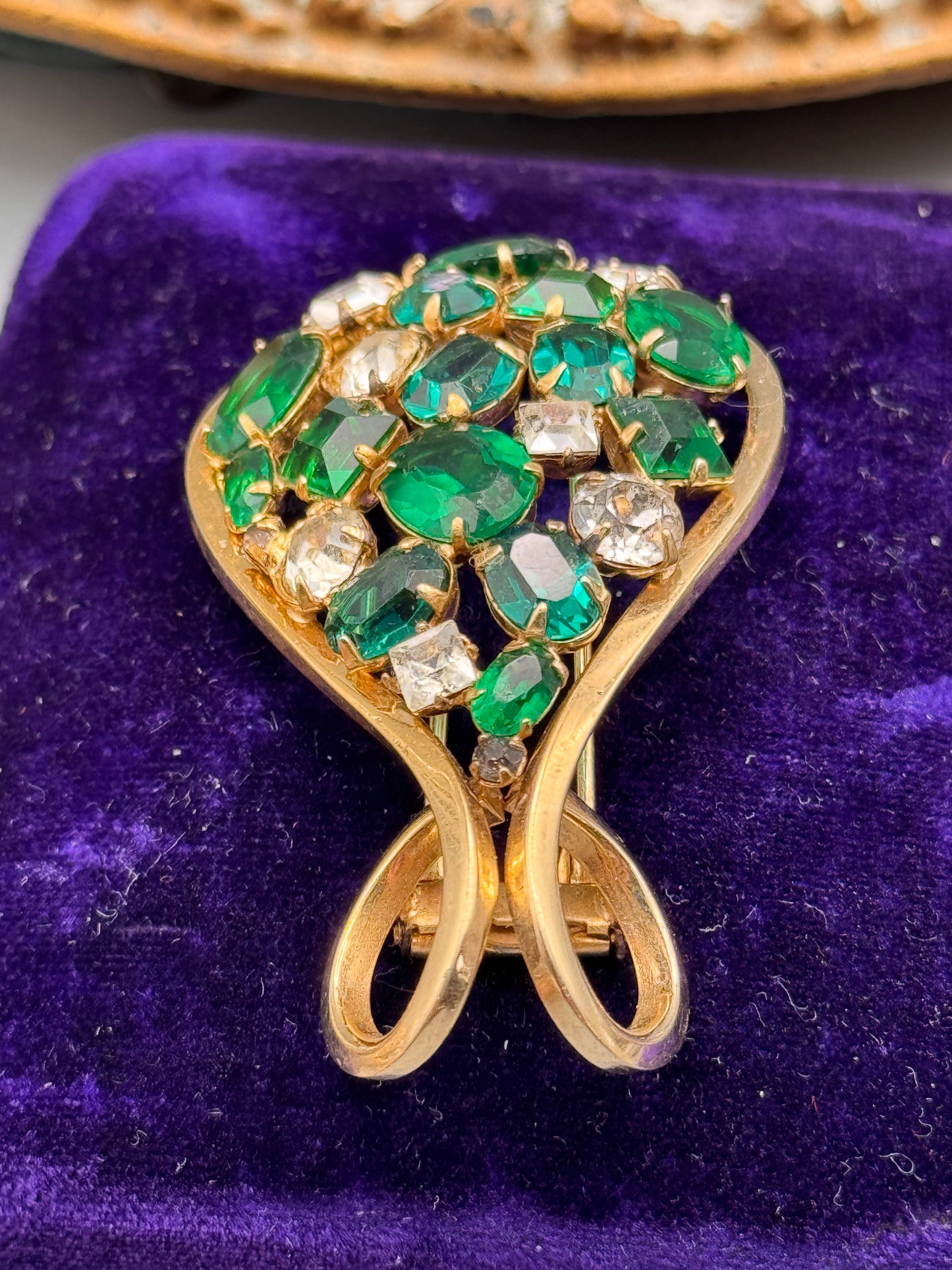 Vintage Emerald Green Rhinestone Bow Fur Clip Clear Crystal Goldtone 2”