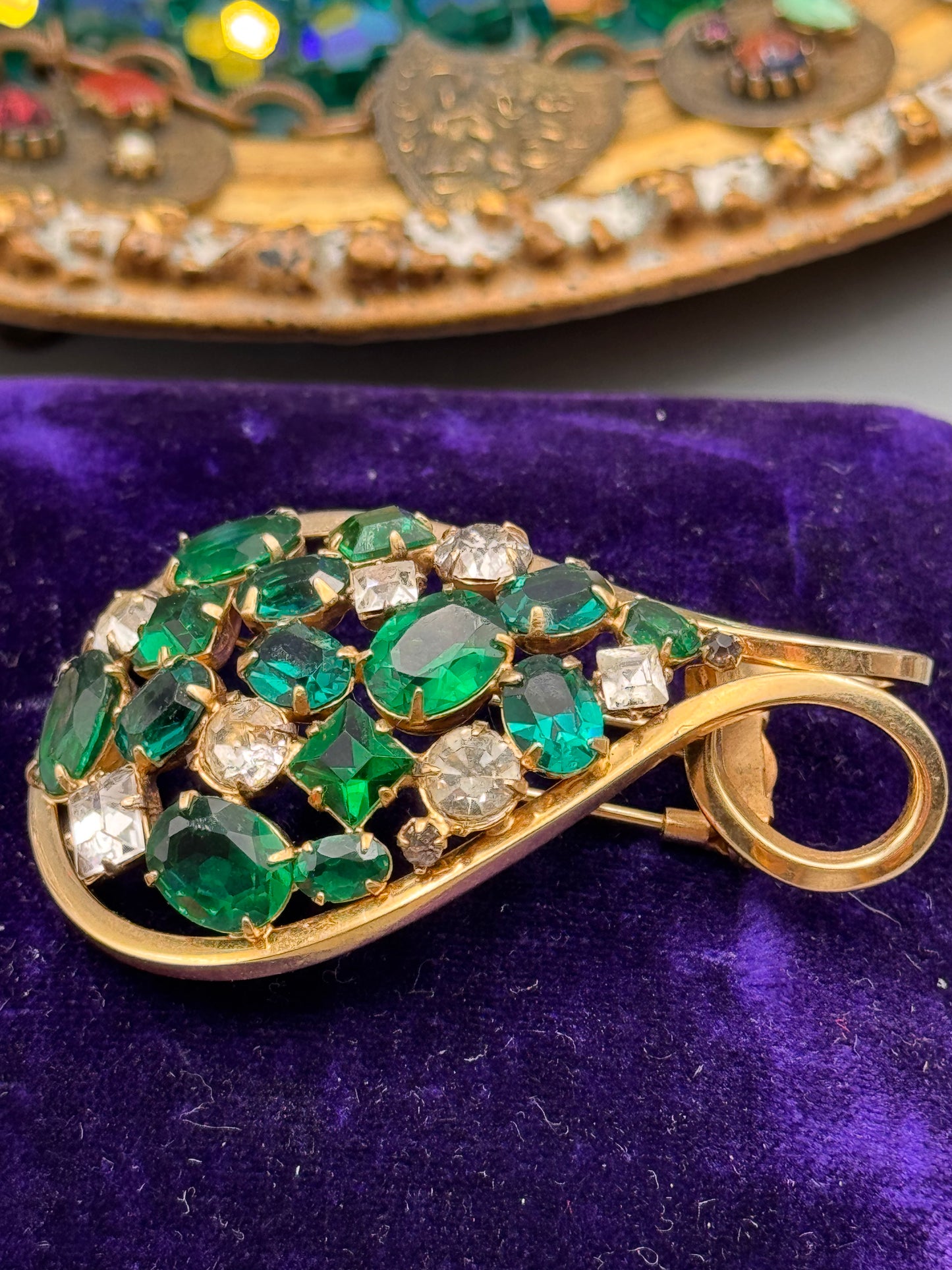 Vintage Emerald Green Rhinestone Bow Fur Clip Clear Crystal Goldtone 2”