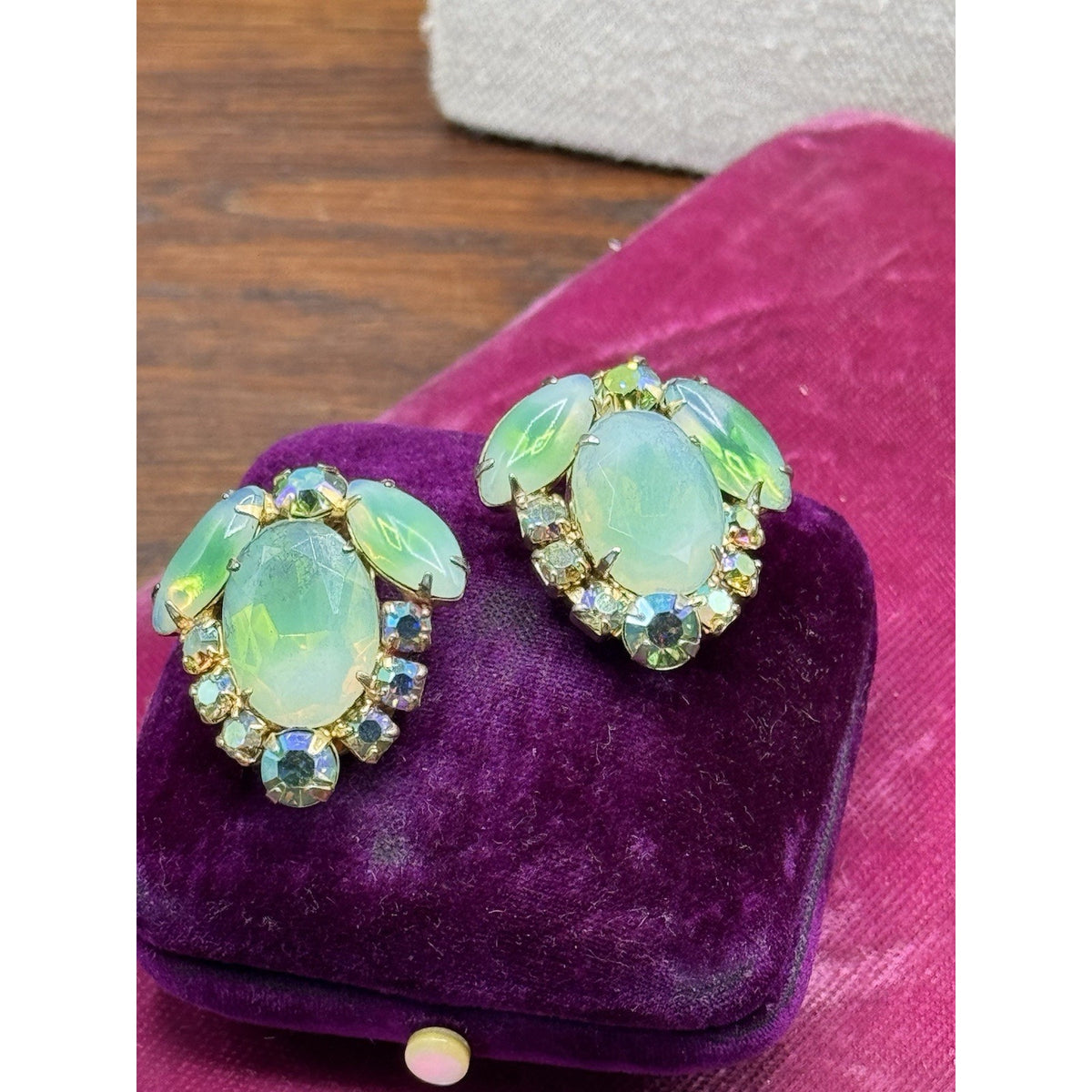 Vintage Green Art Glass Aurora Borealis Rhinestone Clip On Earrings Gold Tone