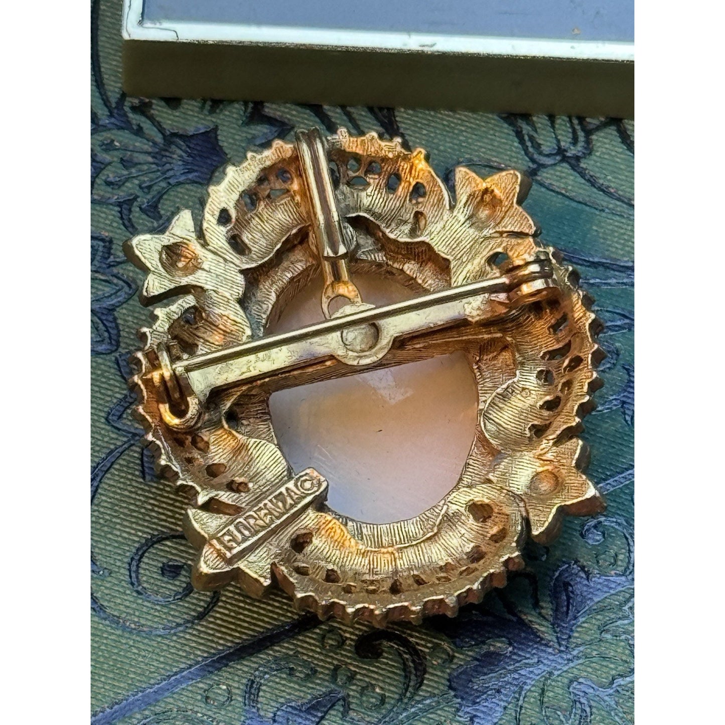 FLORENZA Cameo Brooch Pendant LEFT Facing Faux Pearl Filigree Goldtone
