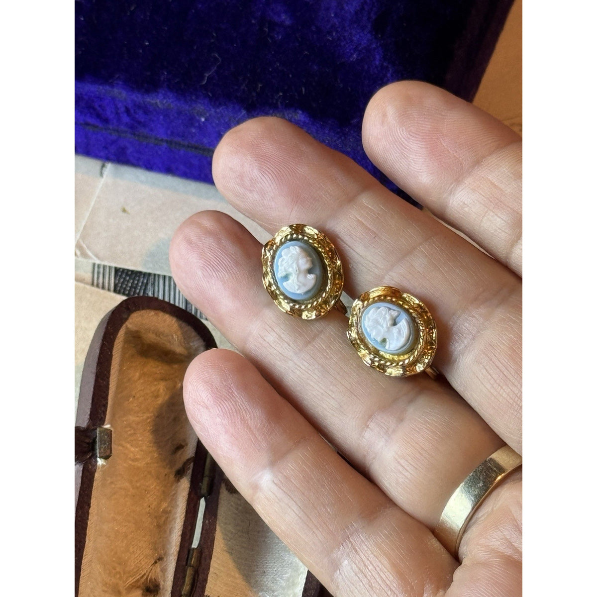 Vintage Faux Cameo Clip On Earrings Blue White Portrait Goldtone Oval 5/8” x .5”