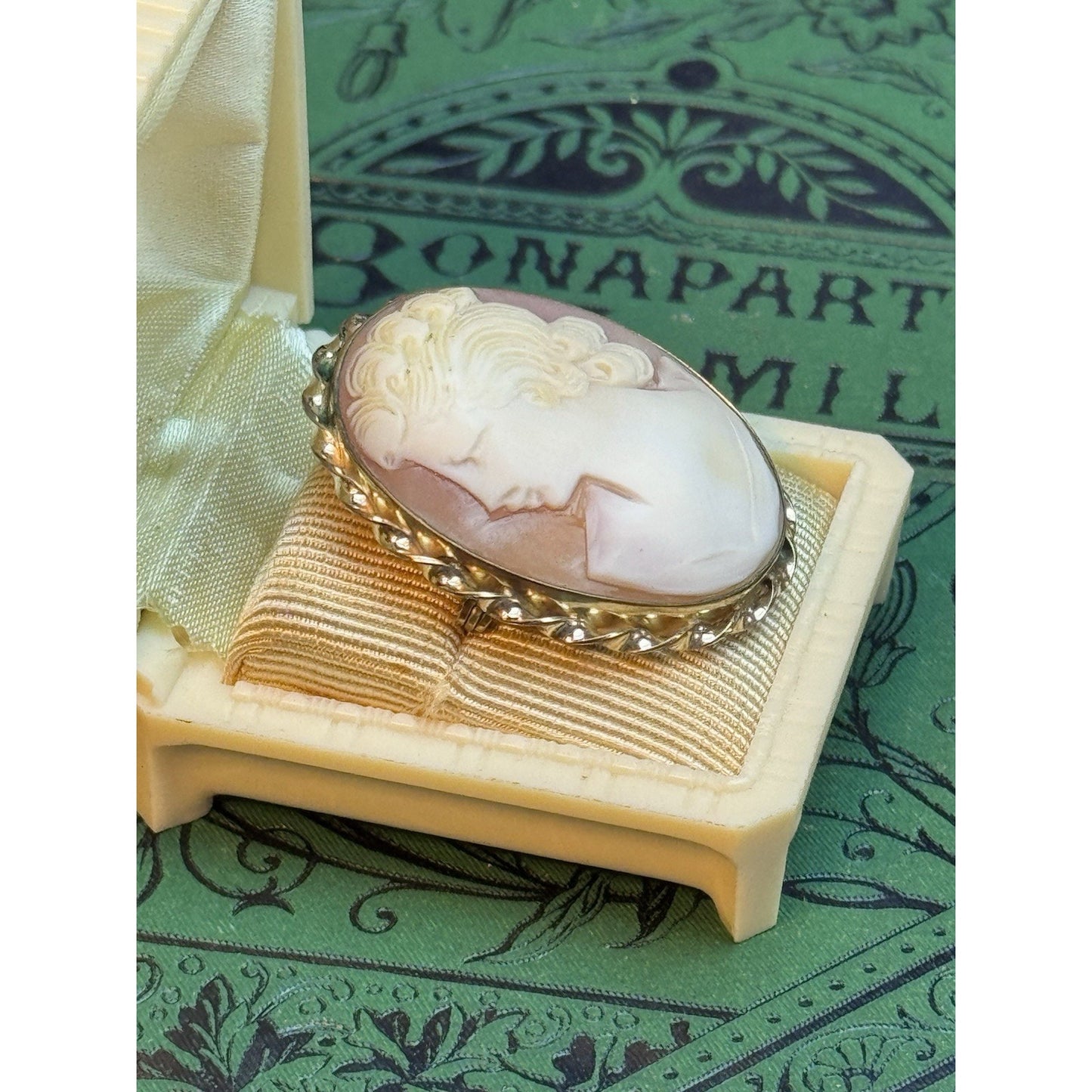 Vintage 12K Gold-Filled Left Facing Carved Shell Cameo Brooch Pendant