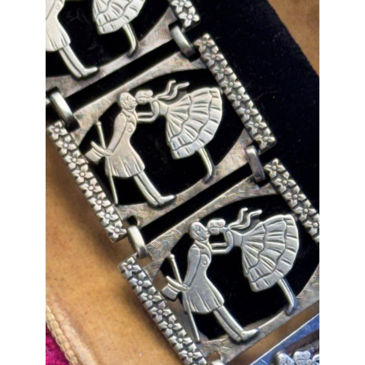 Vintage Sterling Silver Kissing Couple Bracelet Romantic Love Story Panel 6.75”