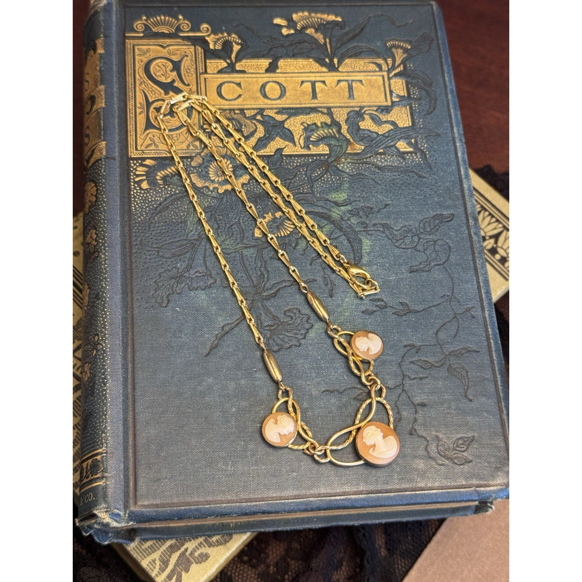 Cameo Necklace Three Portraits Goldtone Openwork Links Vintage Romantic 19”