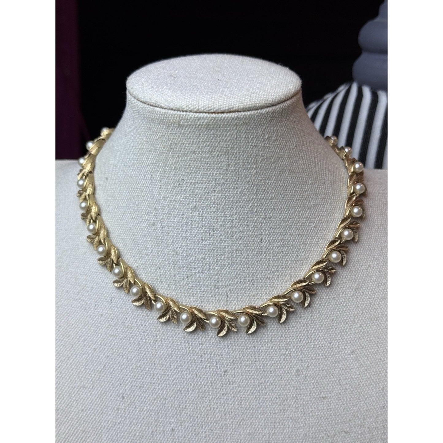 Vintage Avon Goldtone Faux Pearl Leaf Choker Necklace 15” Original Box Signed
