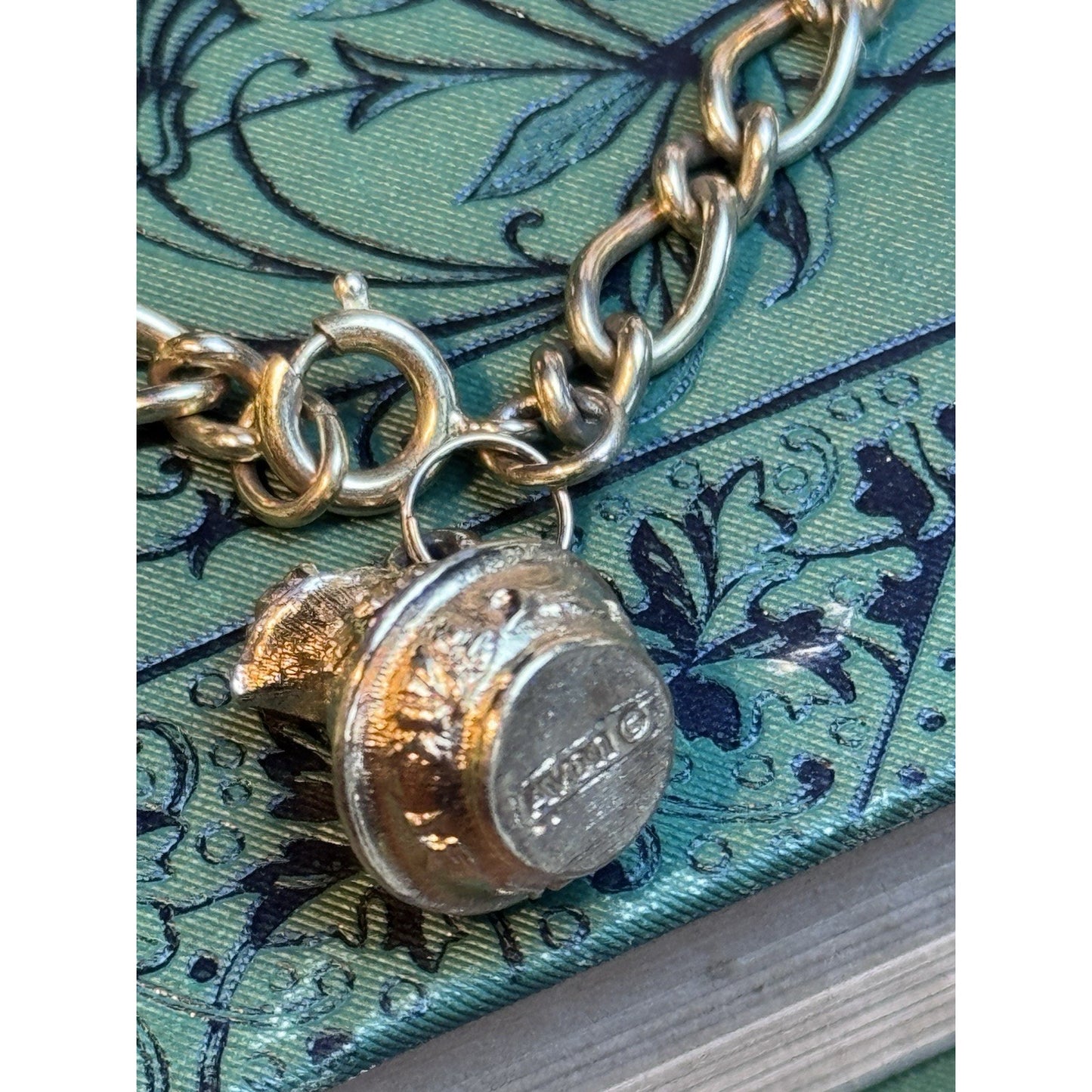 VINTAGE AVON CHARM BRACELET WITH 6 CHARMS HEAVY MARKED AVON 7" L