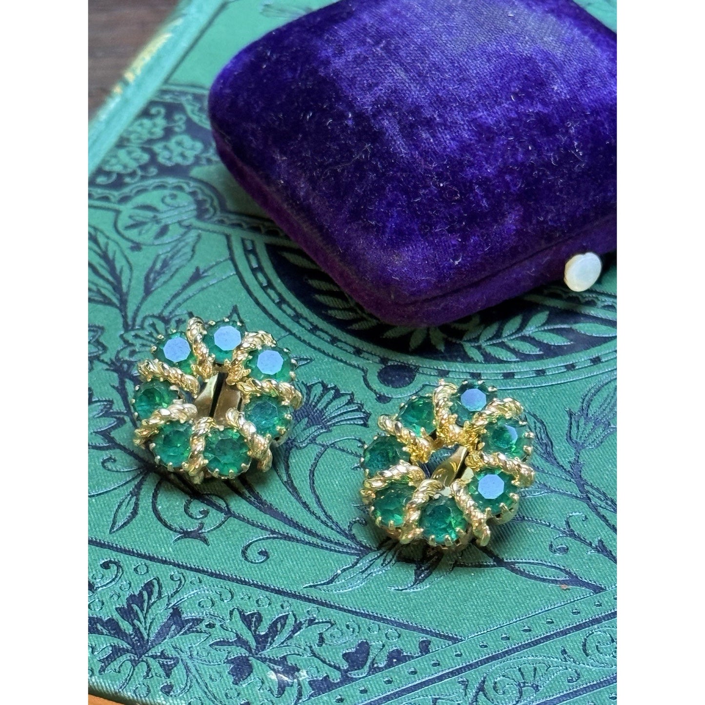 WEISS Green Rhinestone Clip On Earrings Goldtone Wreath Signed Vintage 7/8”