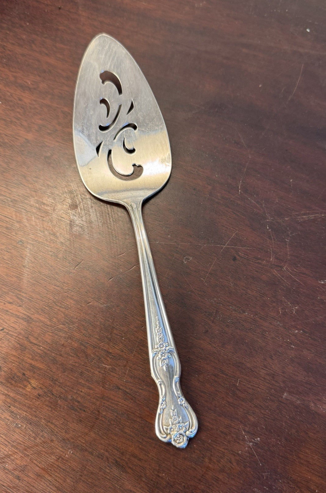 Wm Rogers Silverplate Pie & Cake Server – Original Rogers Floral Pattern – 8.5”