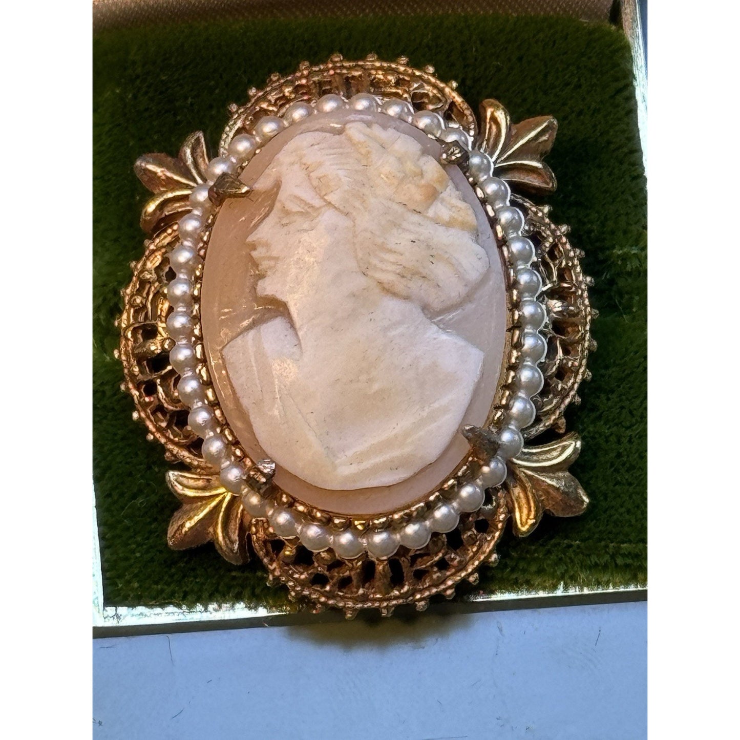 FLORENZA Cameo Brooch Pendant LEFT Facing Faux Pearl Filigree Goldtone