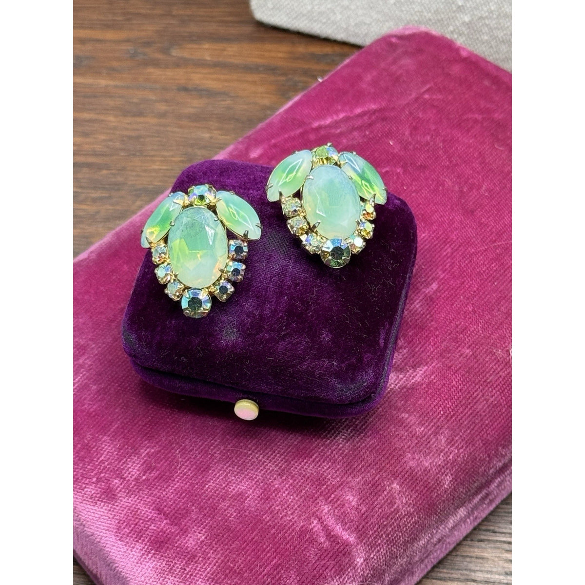 Vintage Green Art Glass Aurora Borealis Rhinestone Clip On Earrings Gold Tone