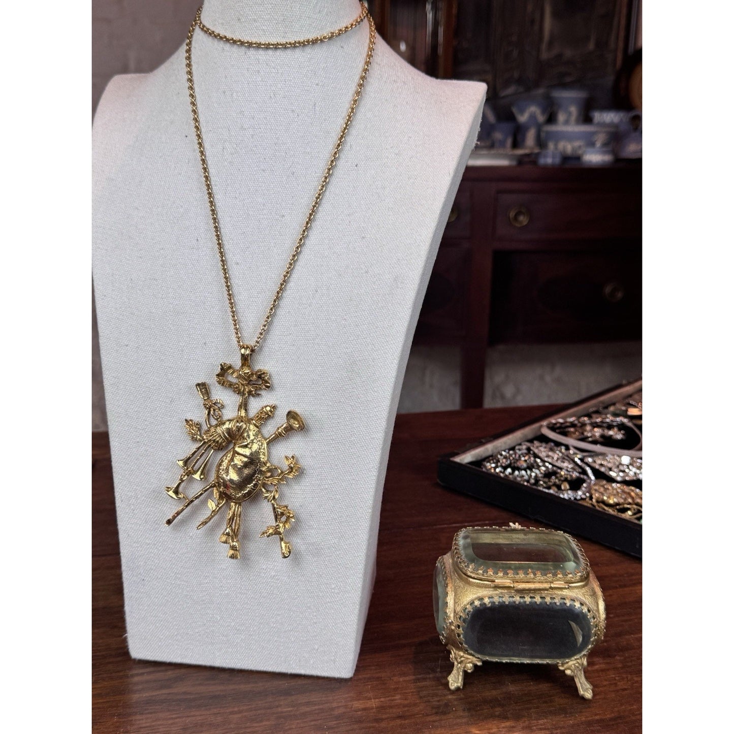 Vintage Jeanne Necklace Bagpipe Pendant Goldtone Figural Charm 32” 4.5”