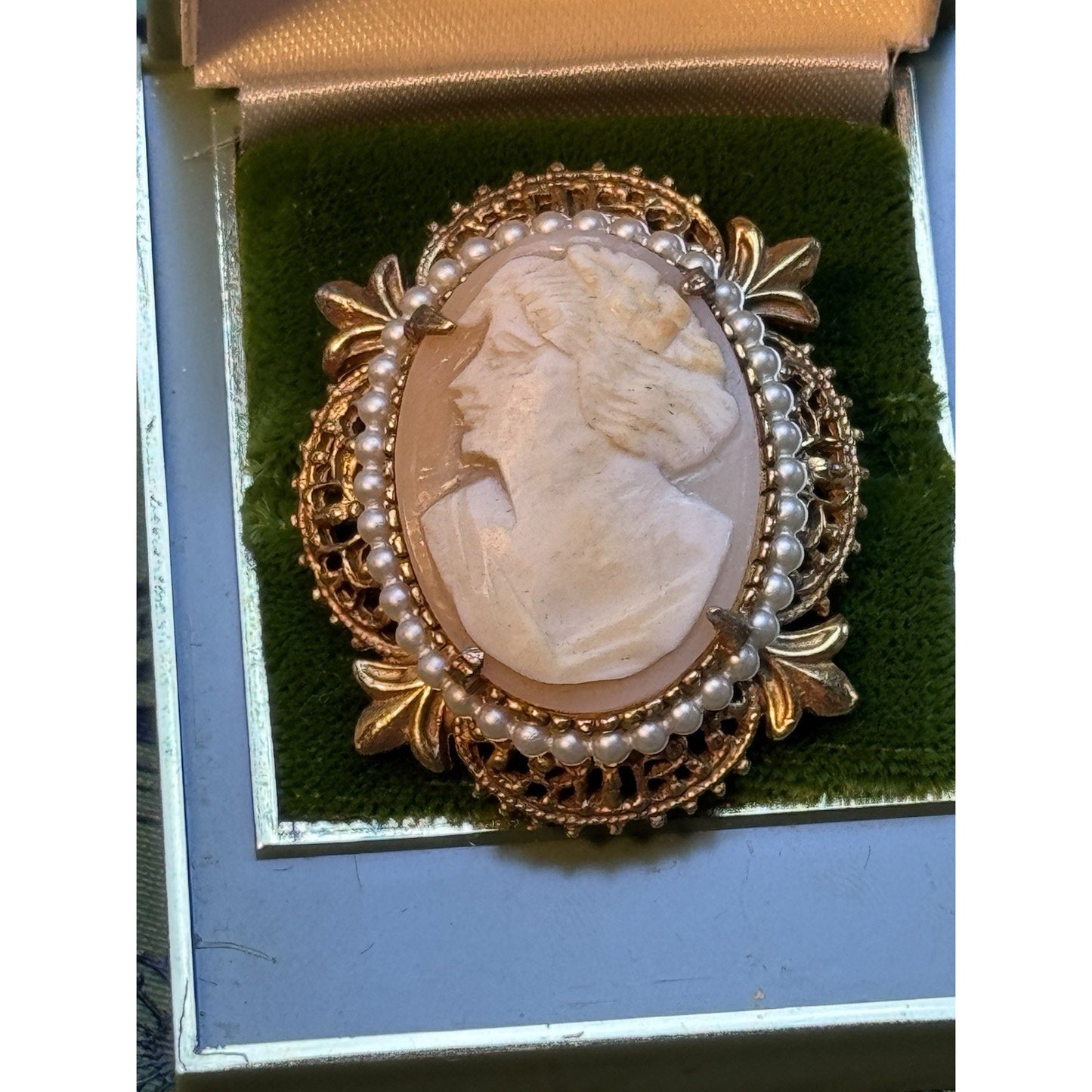 FLORENZA Cameo Brooch Pendant LEFT Facing Faux Pearl Filigree Goldtone