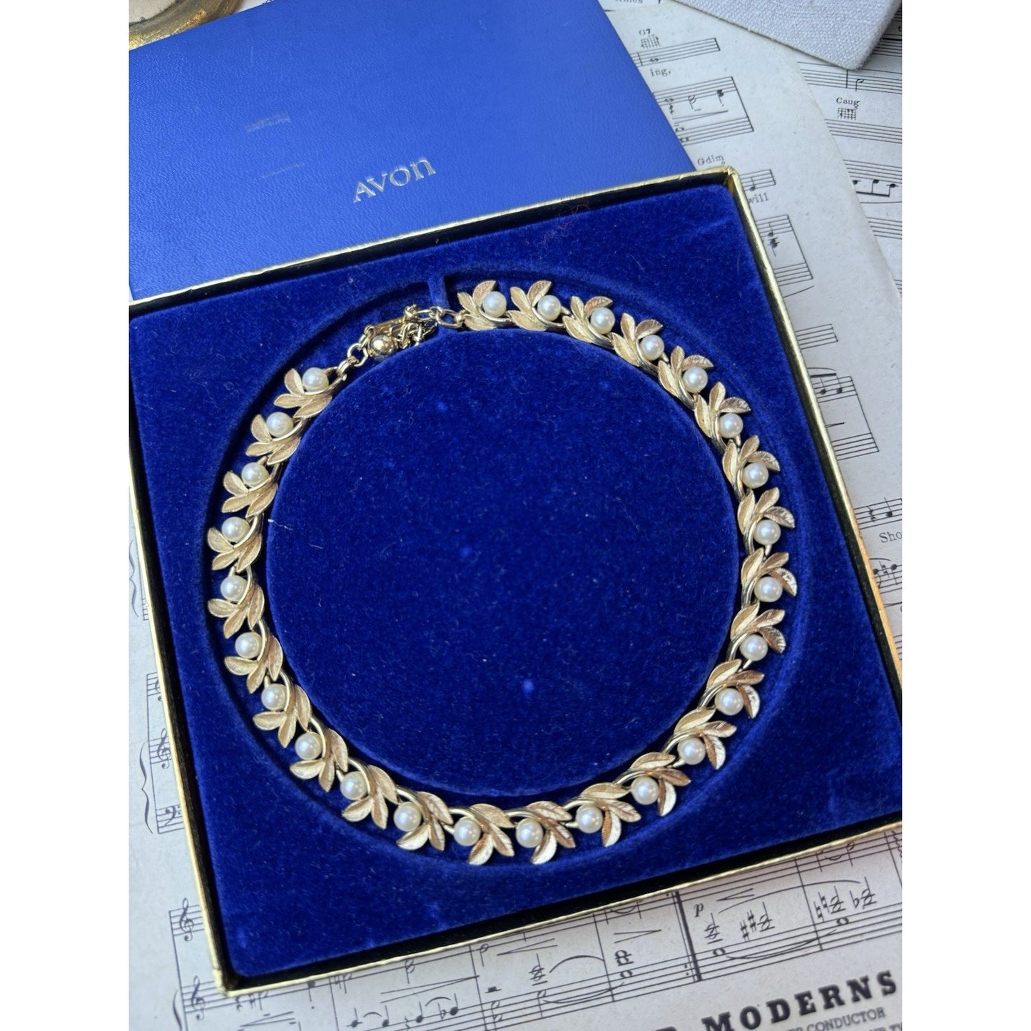 Vintage Avon Goldtone Faux Pearl Leaf Choker Necklace 15” Original Box Signed