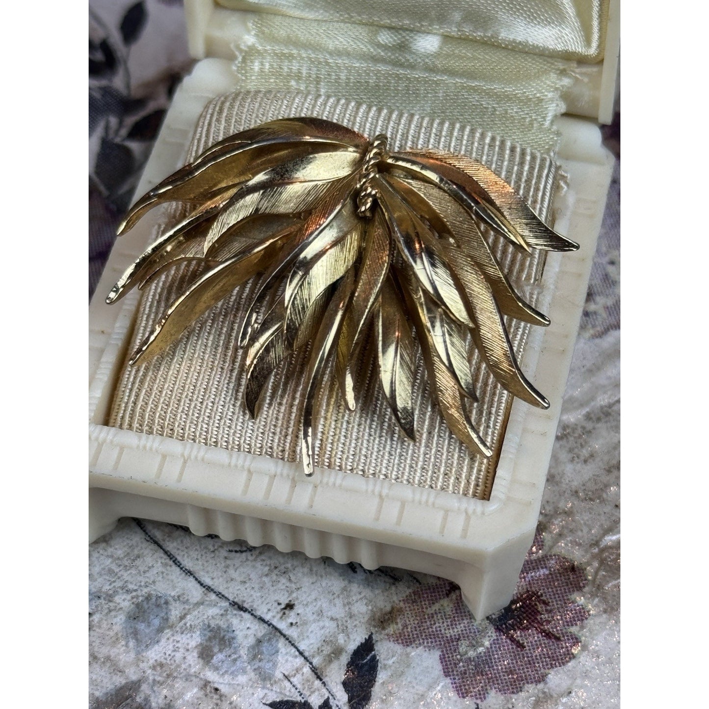 Vintage Grosse Brooch Pendant Germany 1959 Goldtone LEAF 1.75”