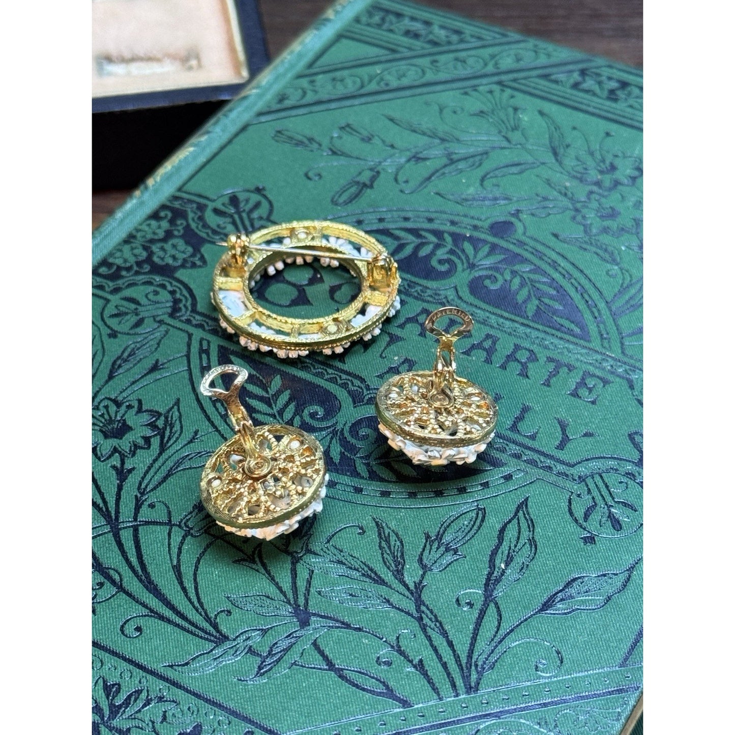 Vintage Daisy Brooch Earrings Set White Enamel Goldtone Clip On Patented