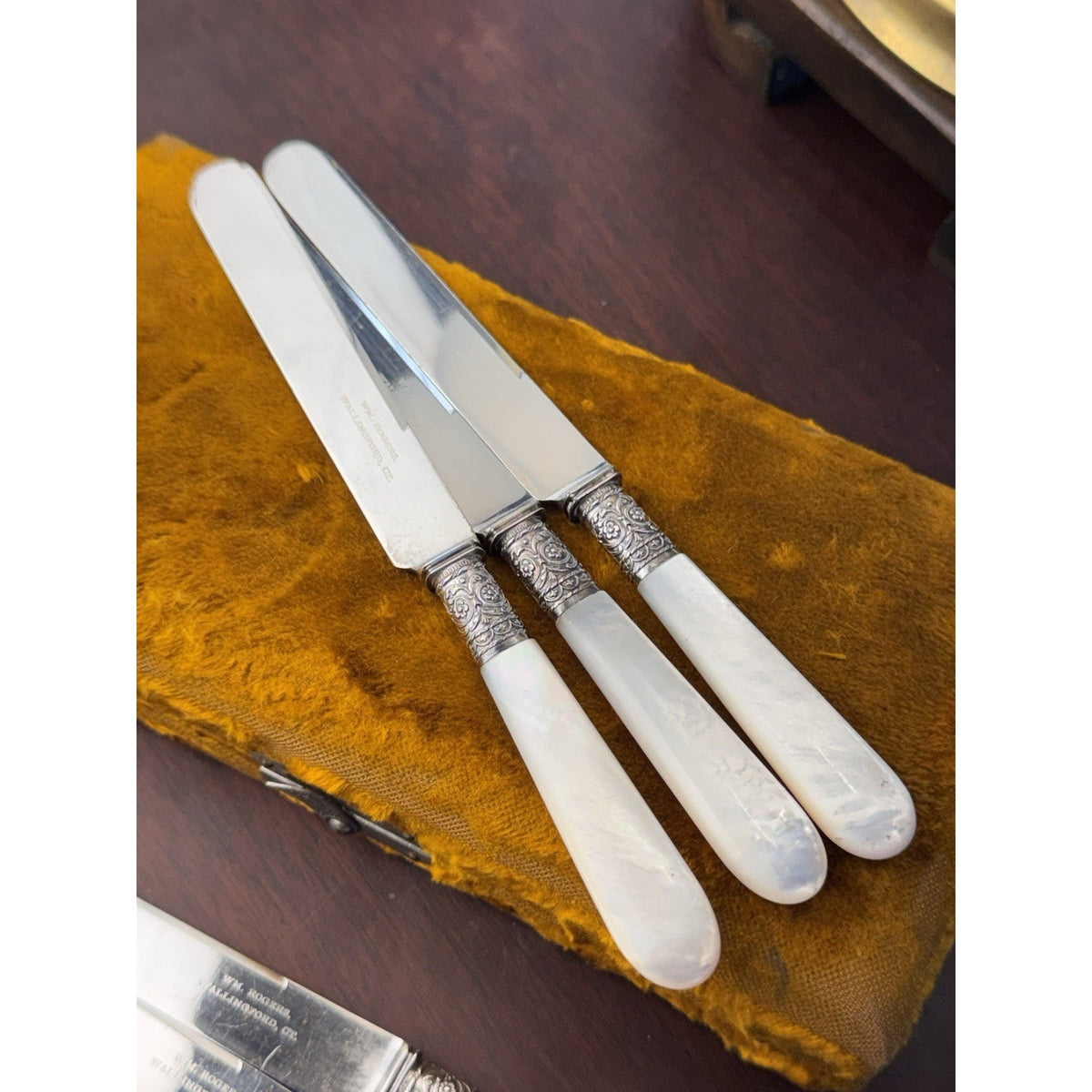 MOP Butter Knives Set 6 Mother Of Pearl Sterling Ferrules Rogers 6.5” ANTIQUE