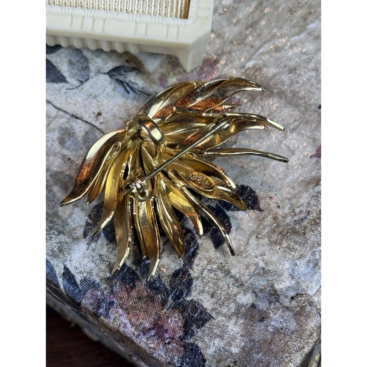 Vintage Grosse Brooch Pendant Germany 1959 Goldtone LEAF 1.75”