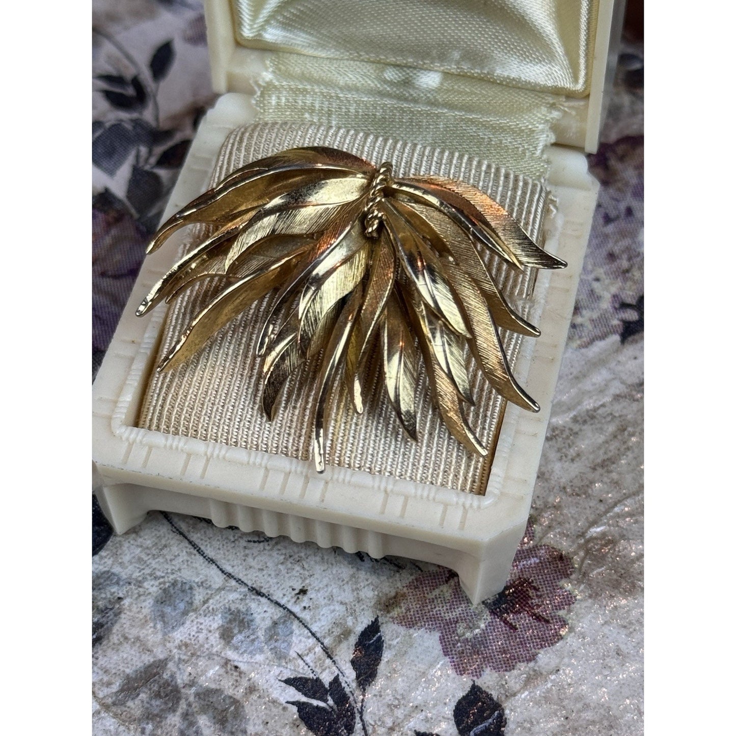 Vintage Grosse Brooch Pendant Germany 1959 Goldtone LEAF 1.75”