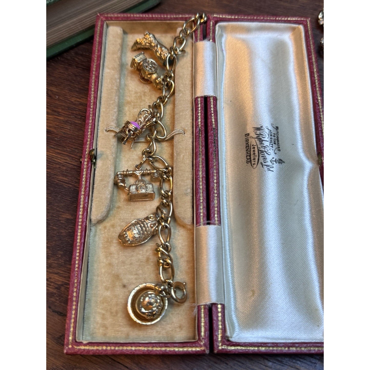 VINTAGE AVON CHARM BRACELET WITH 6 CHARMS HEAVY MARKED AVON 7" L