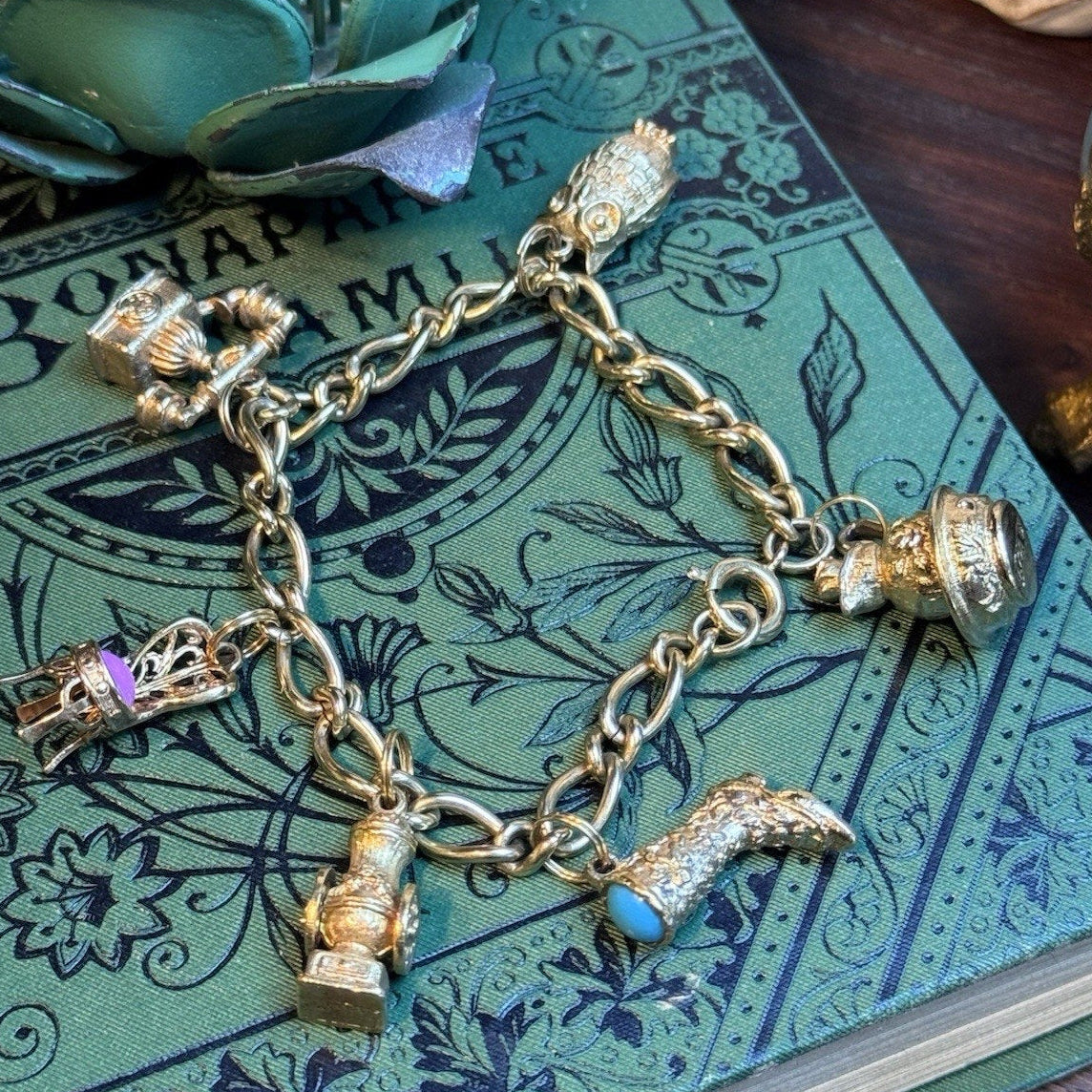 VINTAGE AVON CHARM BRACELET WITH 6 CHARMS HEAVY MARKED AVON 7" L