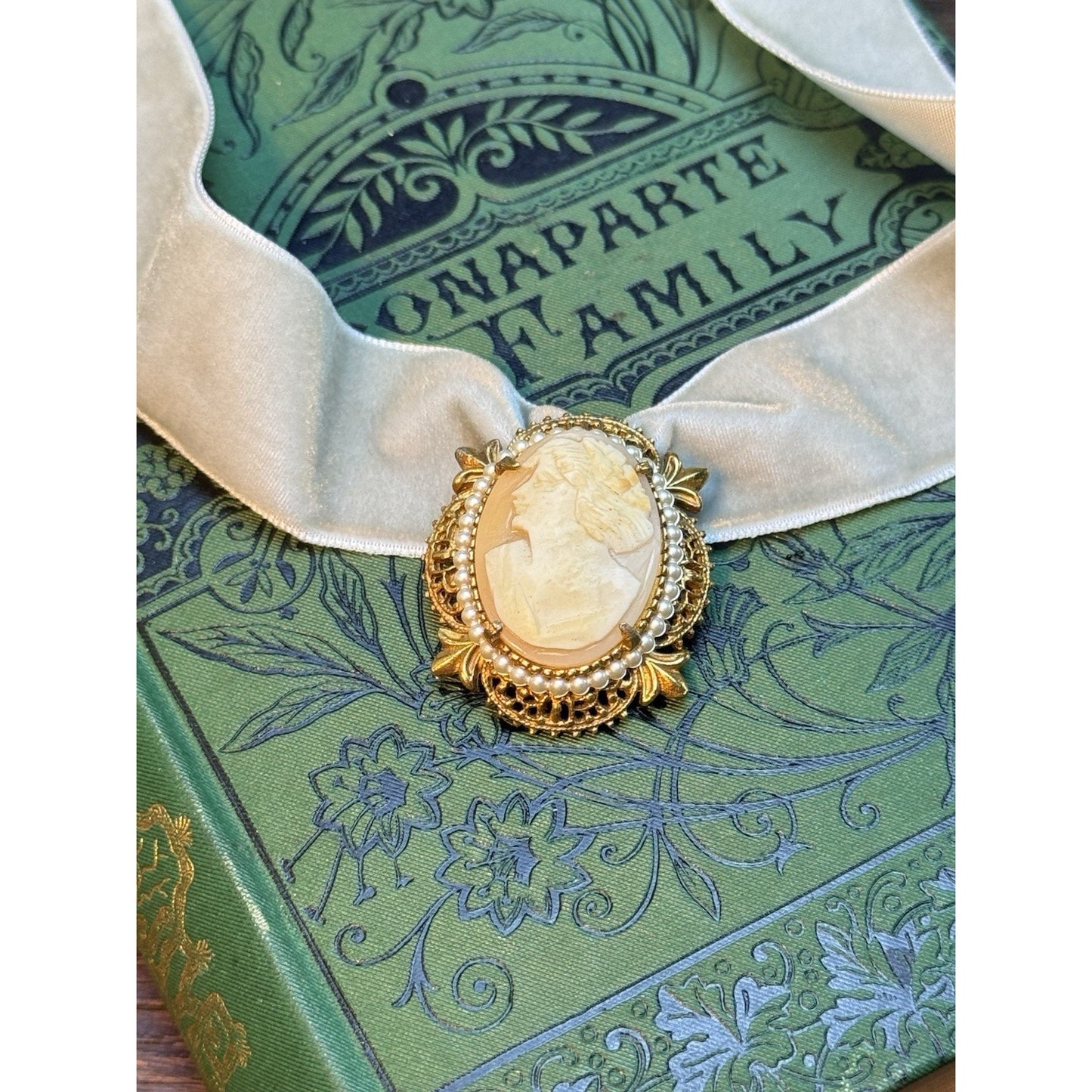 FLORENZA Cameo Brooch Pendant LEFT Facing Faux Pearl Filigree Goldtone