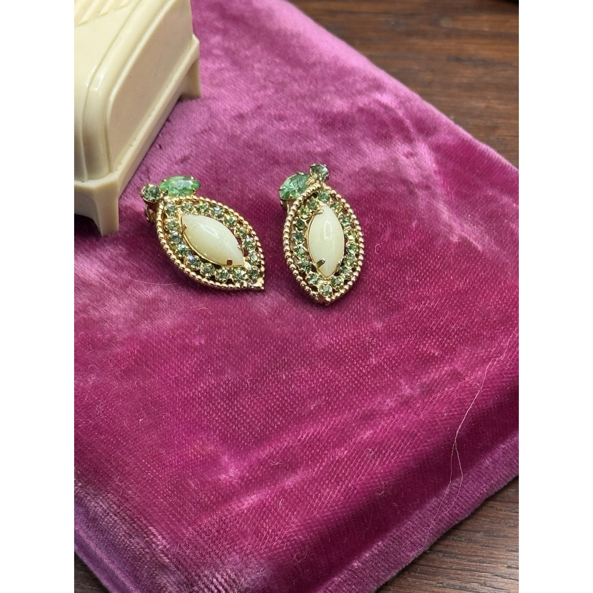 Vintage Weiss Clip On Earrings Green Rhinestone Milk Glass Goldtone 1” x 5/8”