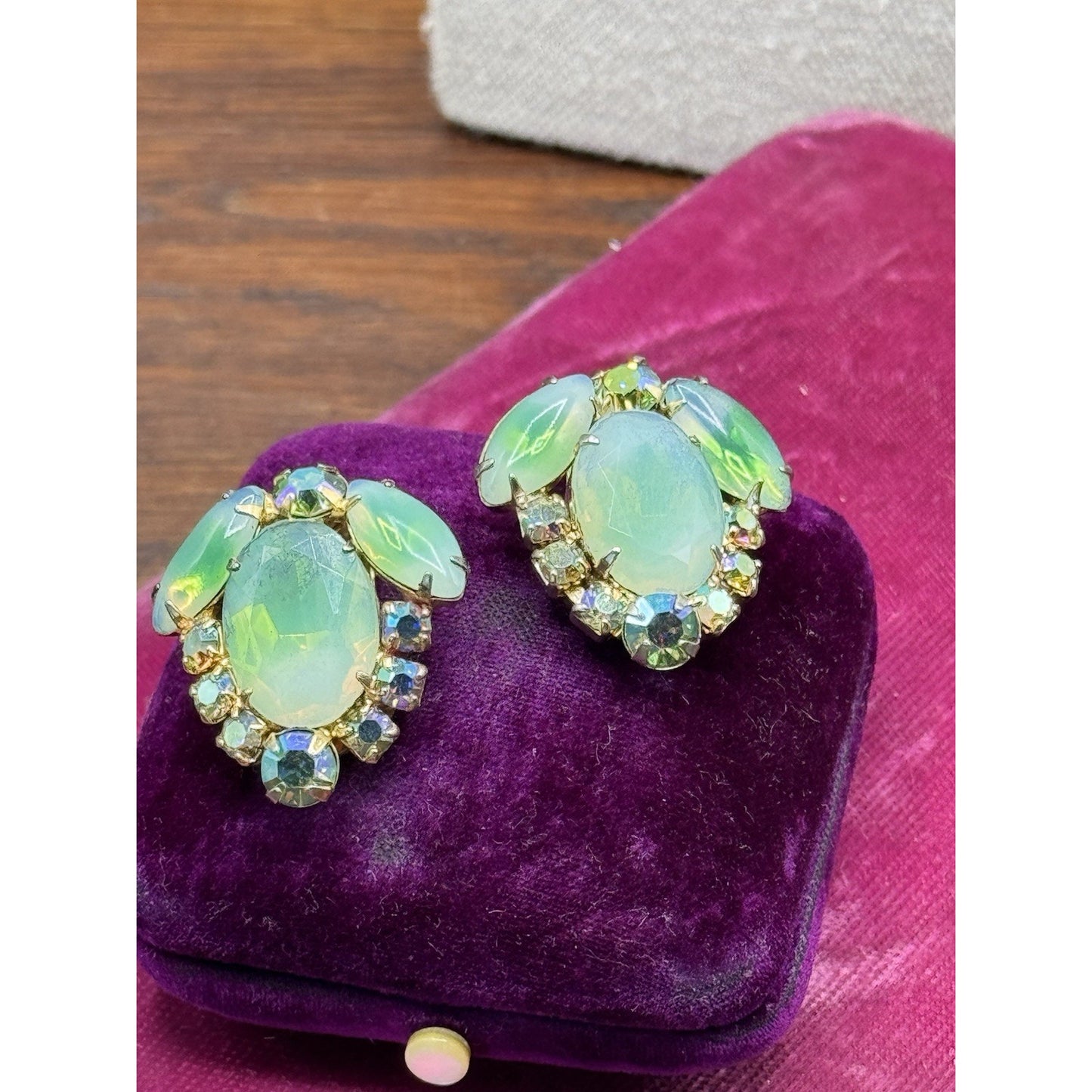 Vintage Green Art Glass Aurora Borealis Rhinestone Clip On Earrings Gold Tone