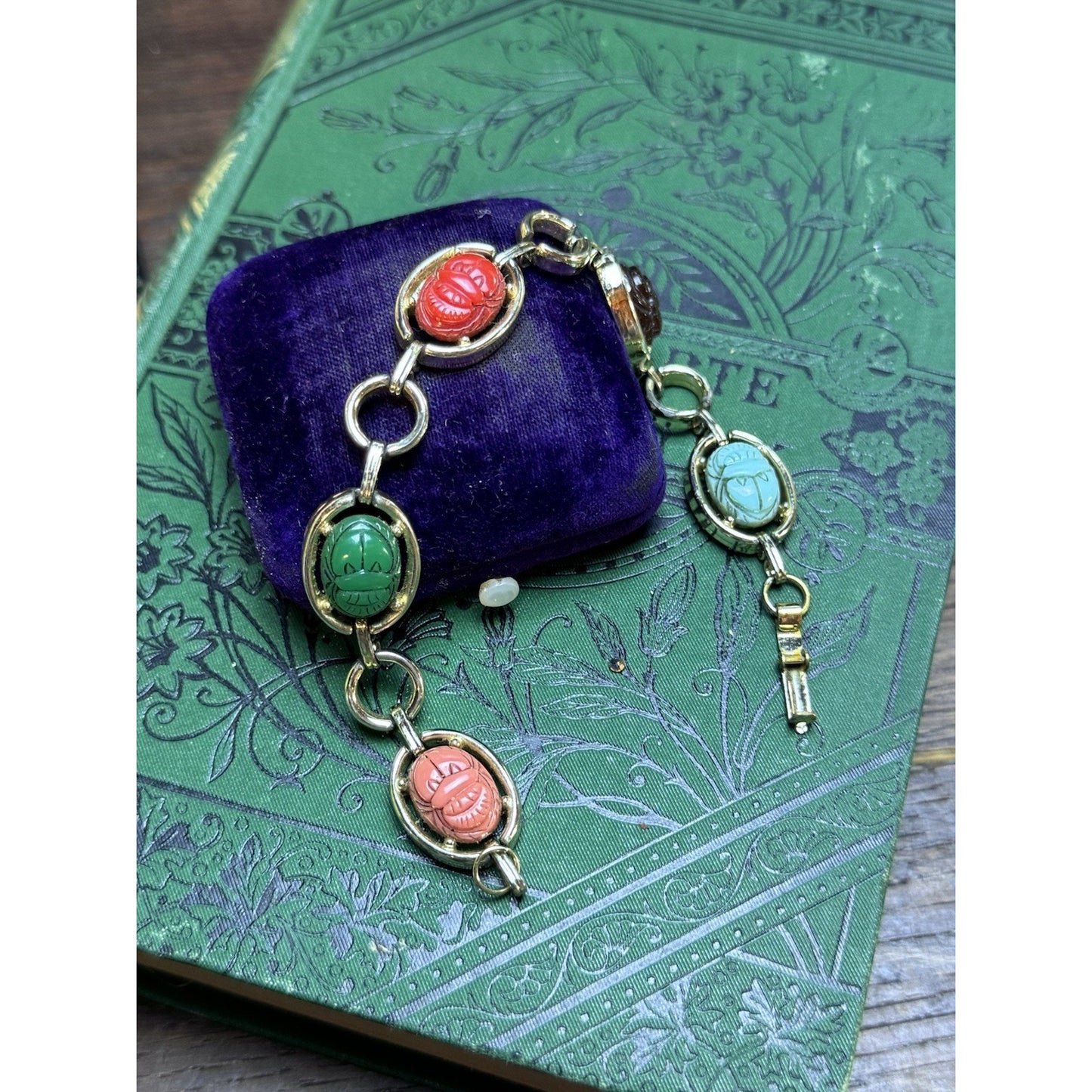 Vintage Egyptian Revival Scarab Bracelet Goldtone Thermoset Scarabs 7.5”