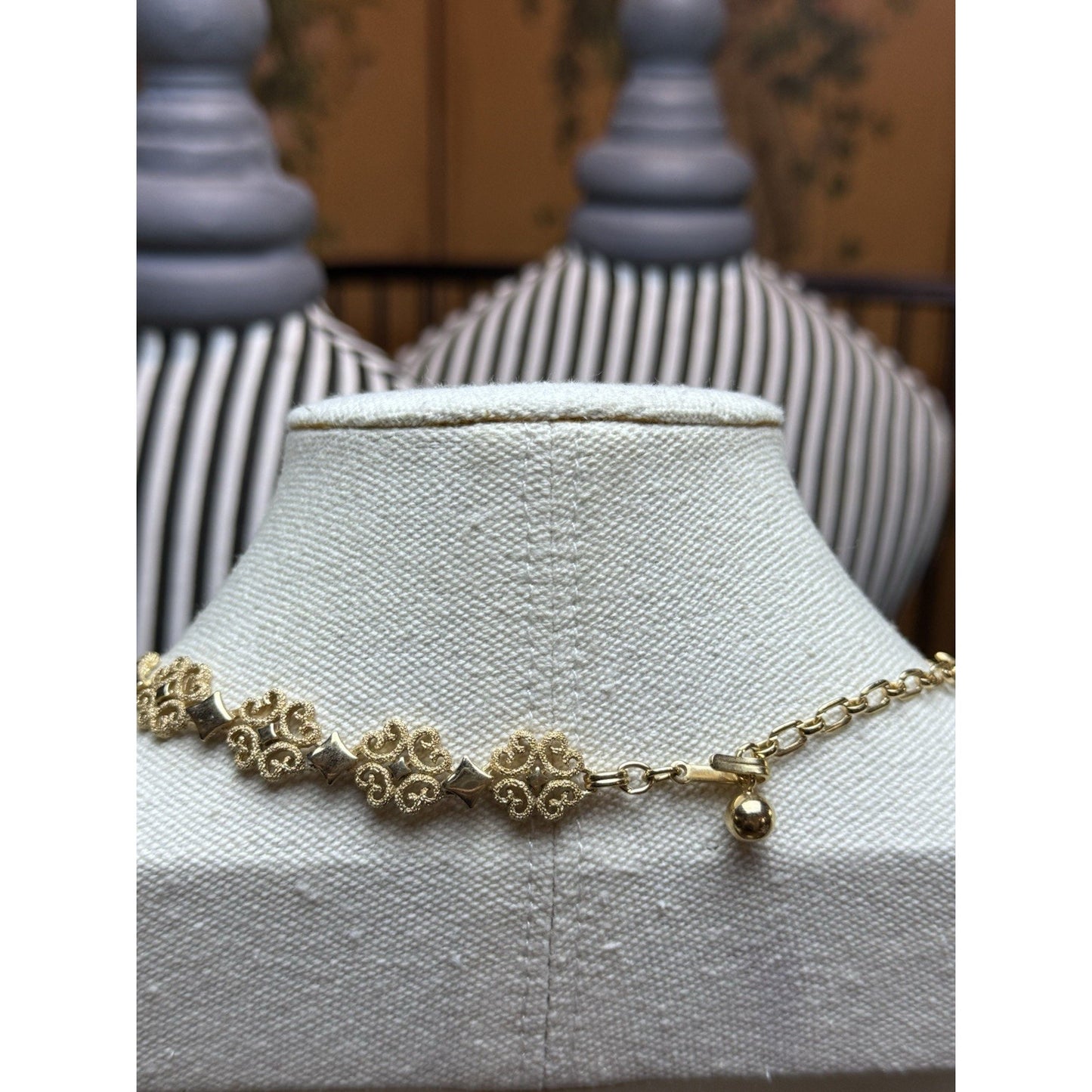 Vintage Avon Precious Pretenders Gold Tone Filigree Lace Choker Necklace 16”